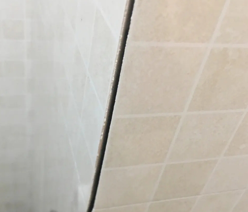 渝水瓷砖空鼓维修公司分享阳台瓷砖脱落的修复过程可以分为以下几个步骤