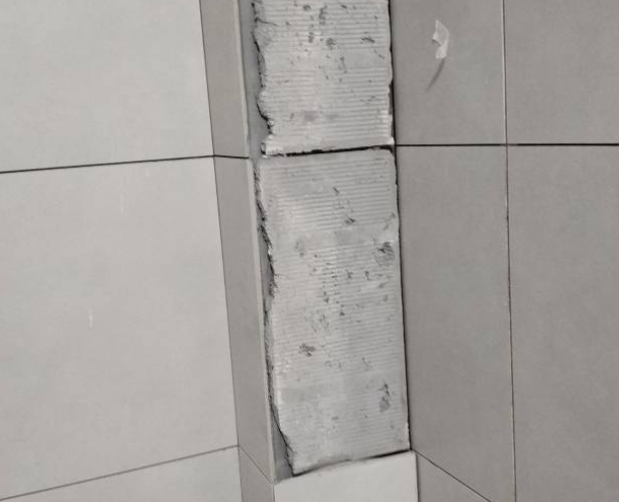 渝水瓷砖空鼓维修公司分享下瓷砖施工前基层浇水润湿程度不足，可能导致以下问题